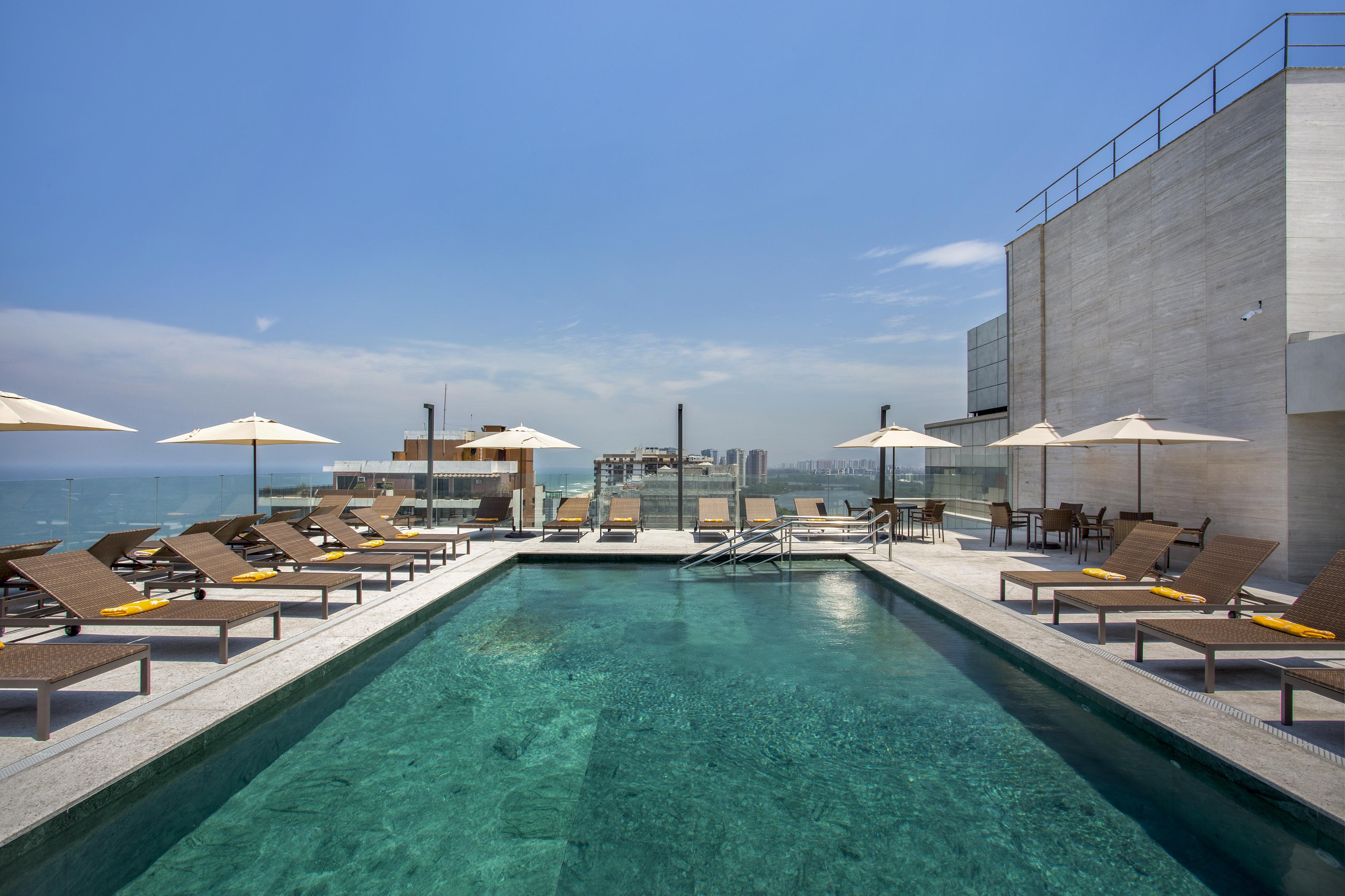 Windsor Marapendi Hotel Rio de Janeiro Luaran gambar The rooftop pool at the hotel