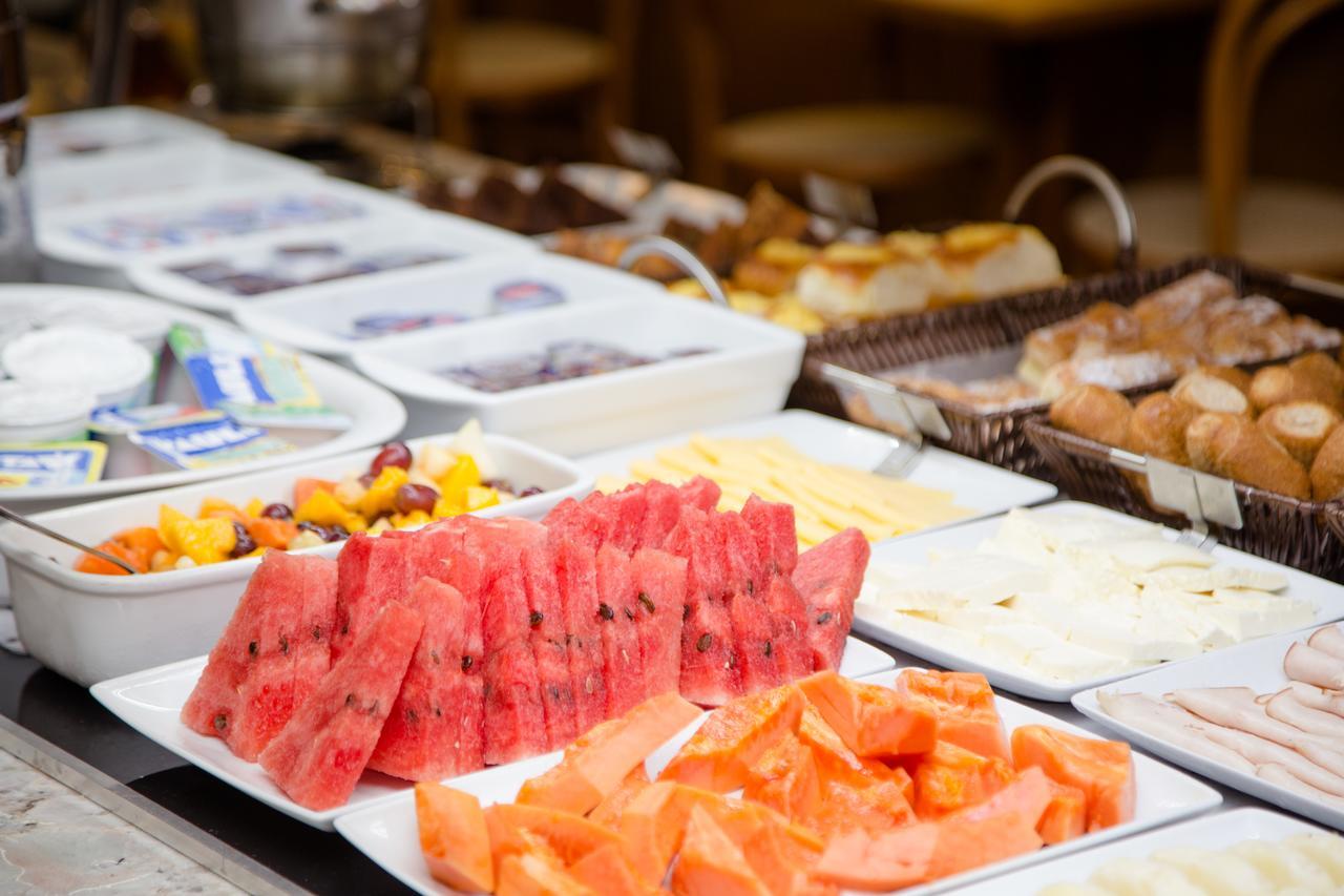 Windsor Marapendi Hotel Rio de Janeiro Luaran gambar A buffet of fruit
